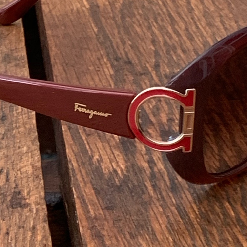 FERRAGAMO Gancini Sunglasses NIB Burgundy Dark Red & Gold Made in Italy - Picture 16 of 16